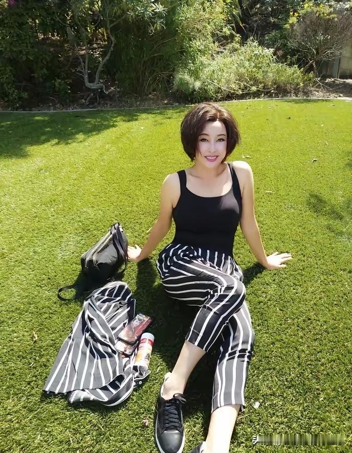 做女人就要学刘晓庆
怎么开心怎么来
想和谁结婚都行
不行就离
你管我离了几次婚