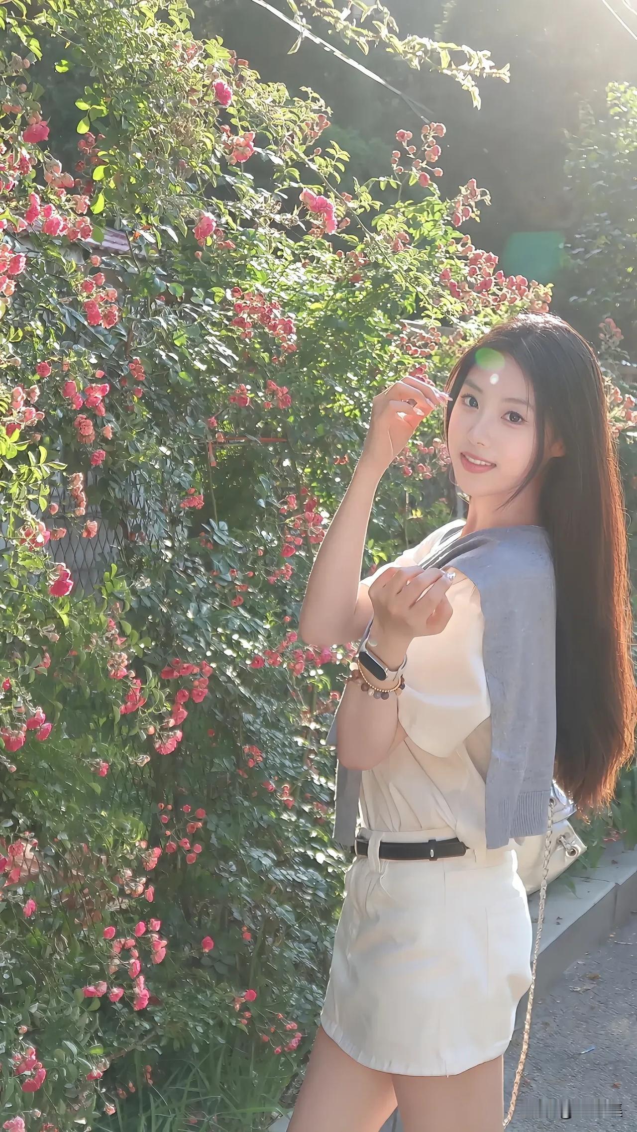 花间人影动，笑语入春风。