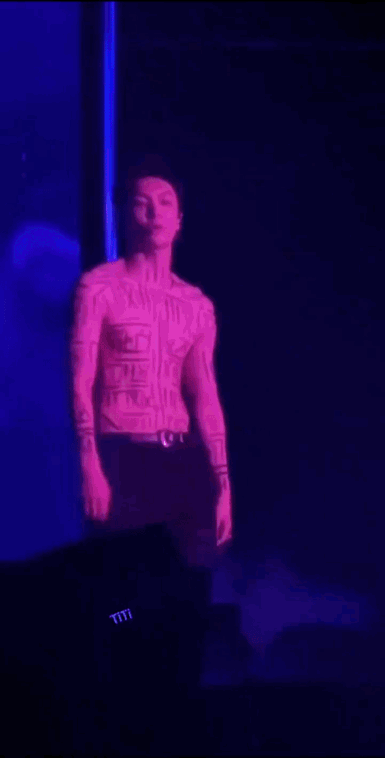 张艺兴演唱会迷惑动作，而且看起来身材也不好啊…… ​​​