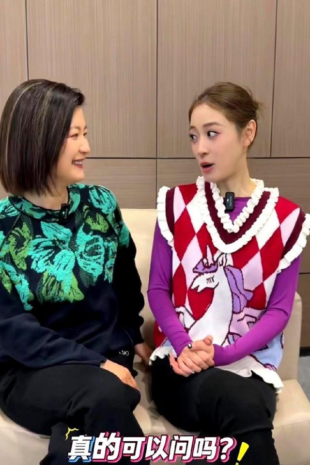 别再猜司雯嘉和谁关系冷了。
她的位置，不是被人挤掉的，是直接被一张A4纸，挪走的