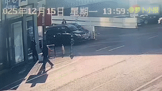 喜提新车撞死销售，小米交付中心事故监控曝光。
根据红星新闻的报道，12月15日网