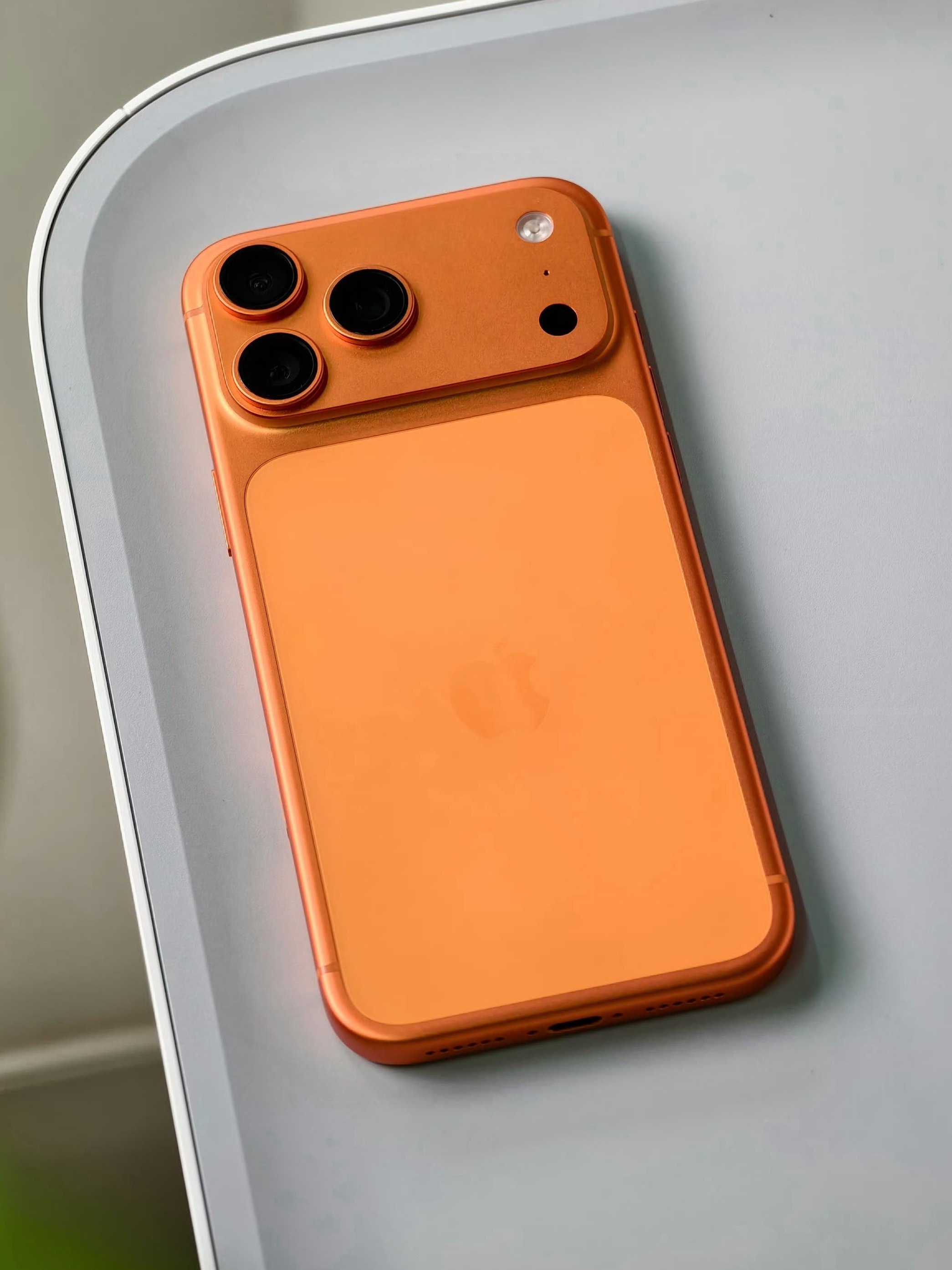 iPhone 近几年机型，为啥一直用玻璃，不用陶瓷、皮革、素皮原因只有一个：玻璃