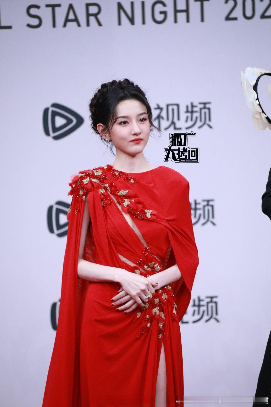 来自狐厂拍摄的现场图，狐厂把宋茜拍的好老气啊😦宋祖儿、宋茜、周也、李兰迪、陈都