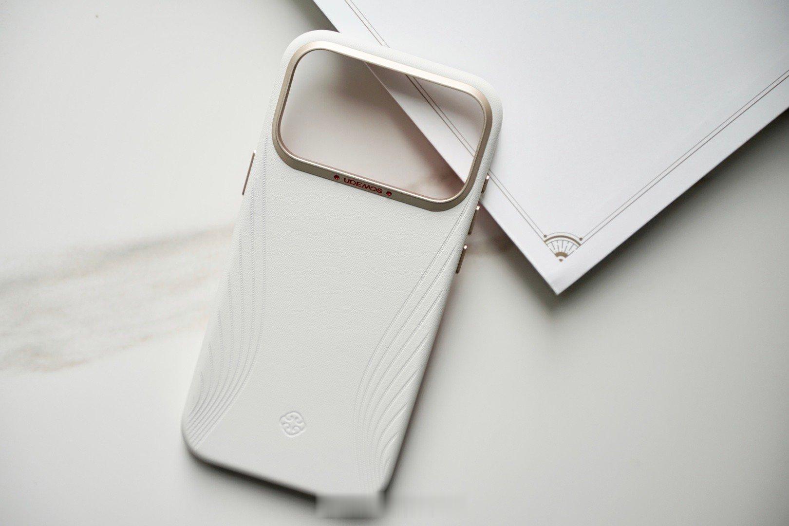 皮壳果然是 yyds！羽翼设计+金色镜框按键，一上手就是满满的高级感。决色UDE