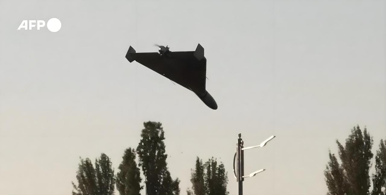 伊朗无人机群疯狂报复打击美舰！

就在刚刚，中东局势在平静的海面下骤然爆发惊雷！