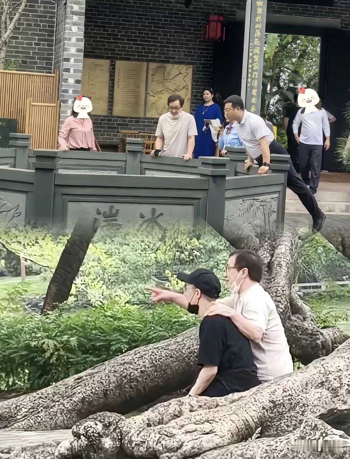 72岁的成龙，没办寿宴，只带儿子游了趟惠州。树荫下，他把手搭在儿子肩上，那个曾被