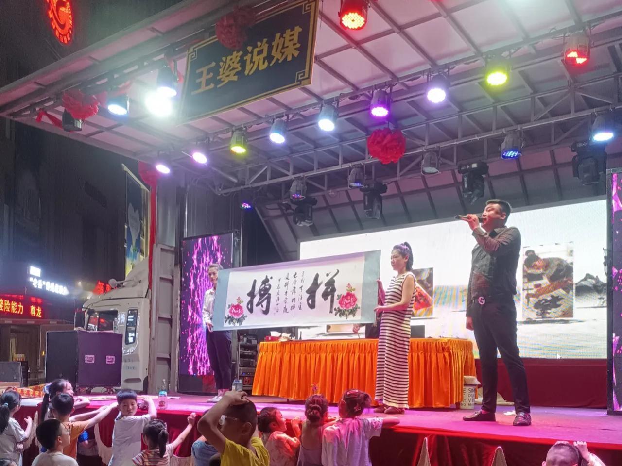 这些字画都是书画家史锁山现场亲手写的，大家看看这些作品是他老人家写的吗？#现场泼