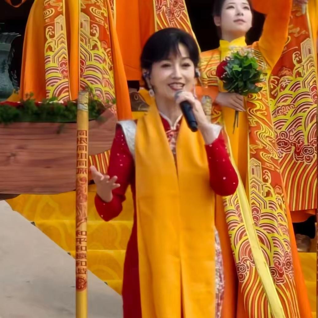 4月19日河南新郑黄帝故里拜祖大典现场，赵雅芝穿一身酒红色旗袍亮相，腰杆挺得笔直