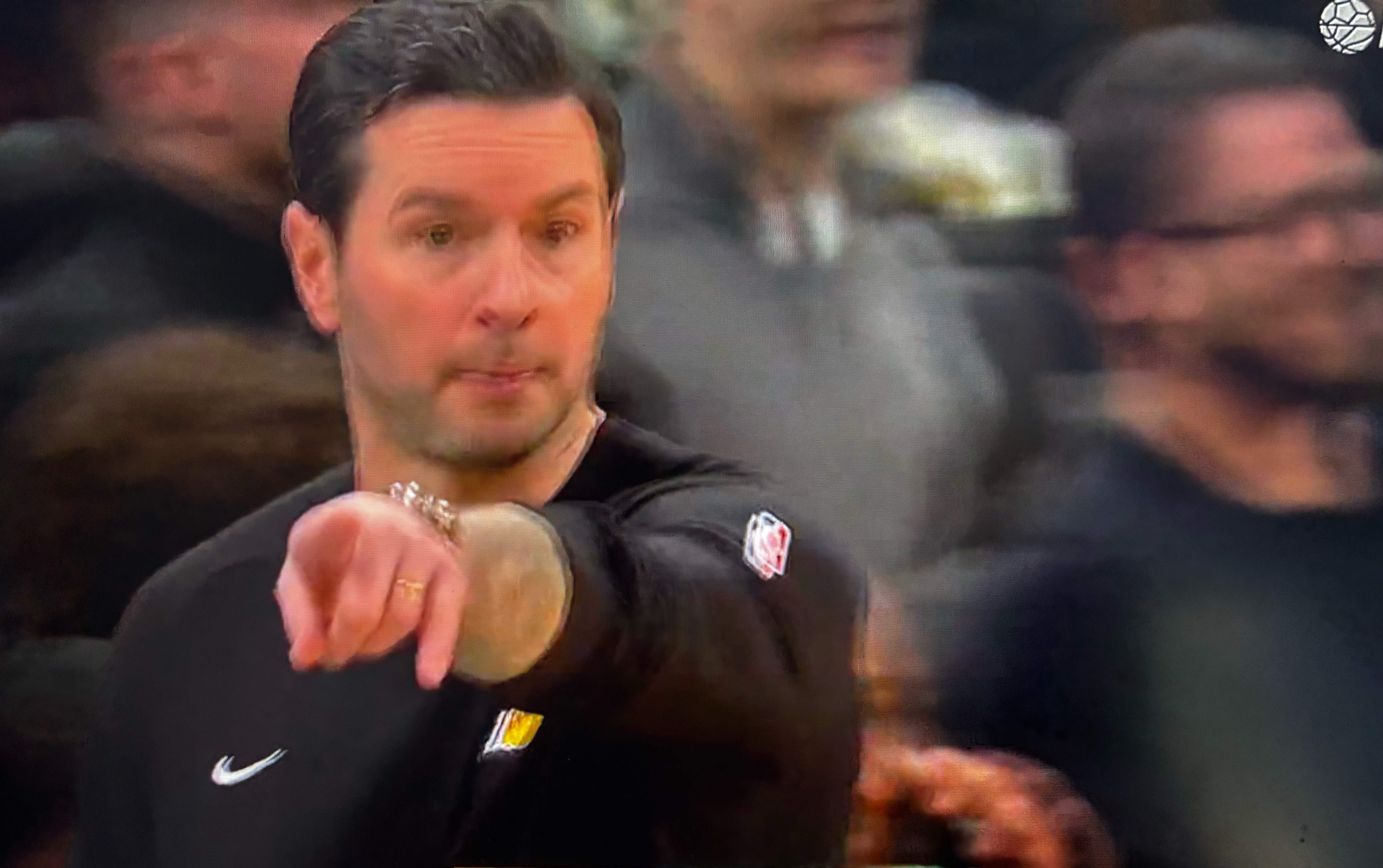 湖人连败，问题会各种暴露出来。其中，雷迪克和球员的相处之道，是一个很棘手的问题。