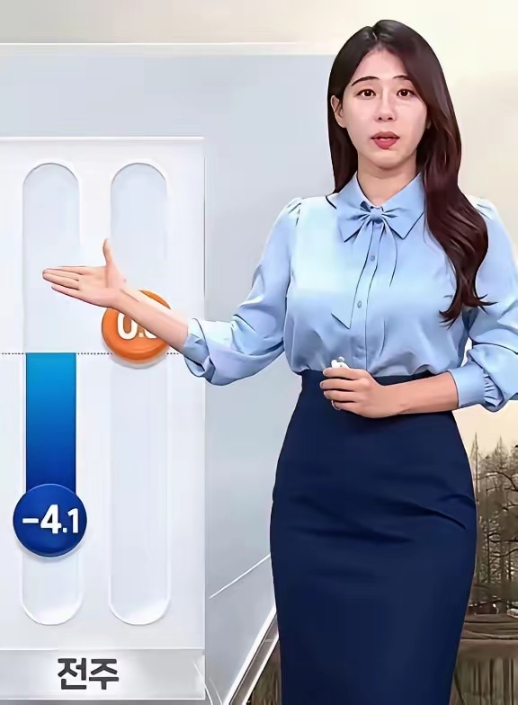 这个叫黄美娜的韩国天气主播，太狠了，观众守着电视不是为了看明天下不下雨，全是为了