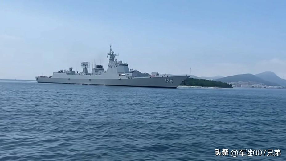 目前中国海军除了10艘055吨万吨大型驱逐舰，可以发射高超音速反舰导弹，超远程攻