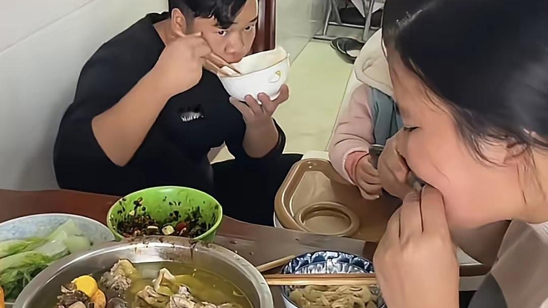 家人们，饭桌上一段小场景，直接把家庭地位展现得明明白白，你能想象老公吃饭时那小心