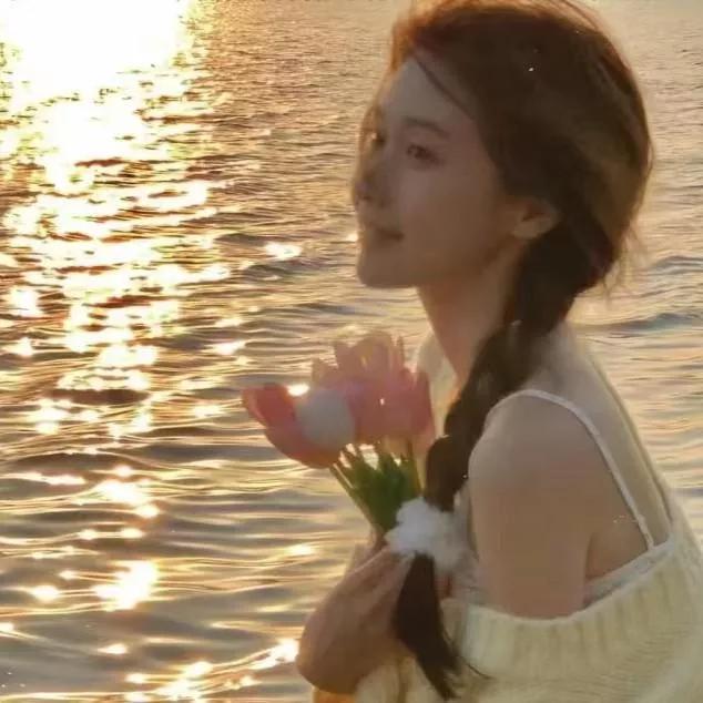 阳光下的少女，手捧粉色花束，微笑如花少女感微笑女孩 花海少女照 森系鲜花少女 带