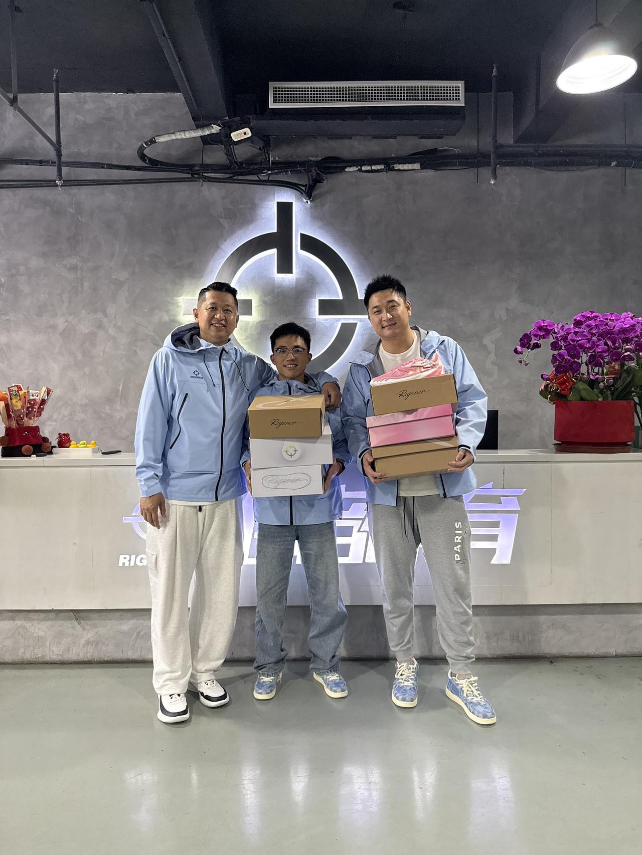 我站在这两个大哥@准者体育林晨耀 @两米小样🐝 Carbeeco创始人 面前，