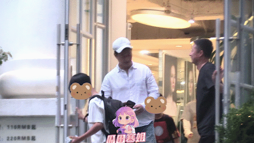 吴京谢楠儿子长这么大了 吴京谢楠带两个儿子理发 吴京谢楠抽空陪伴两个儿子理发，悠
