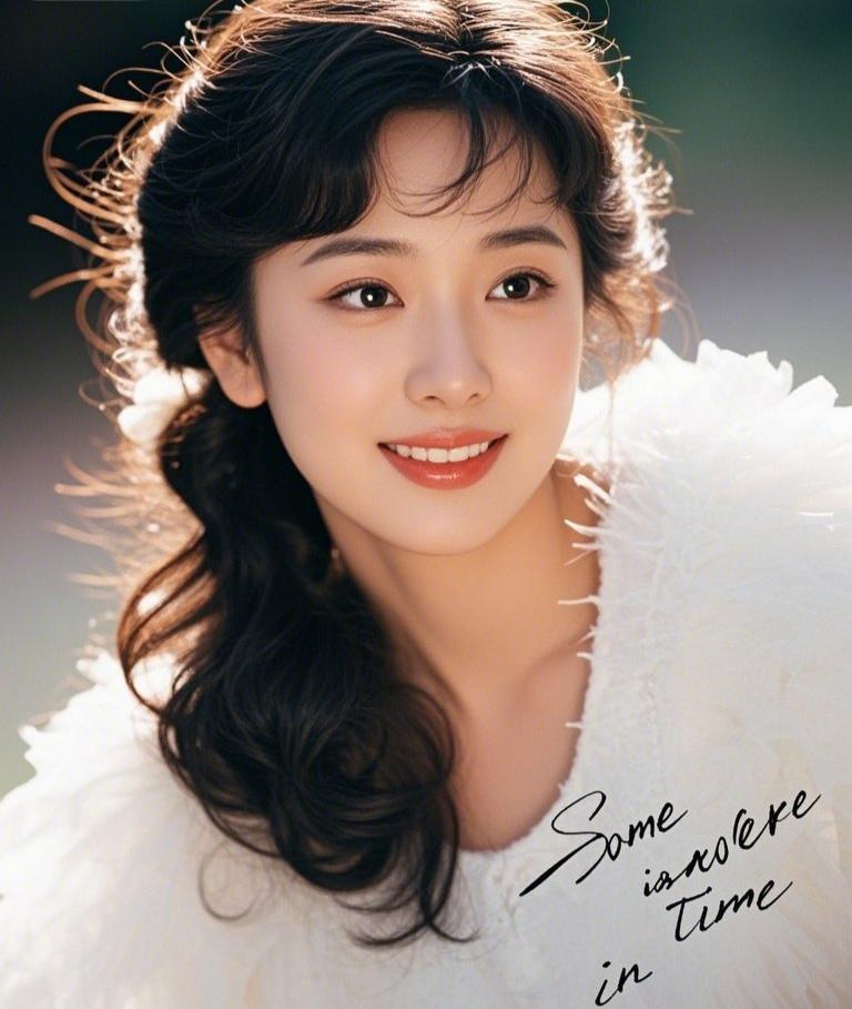 上联：素衫含暖，卷云曳鬓添柔韵
下联：笑靥凝光，晓日融颜显丽容