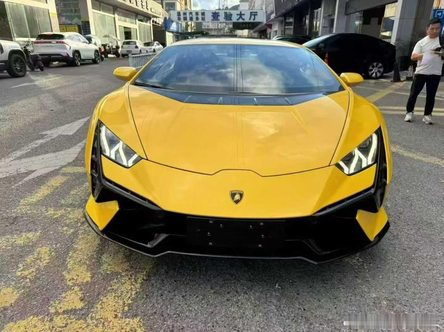 兰博基尼 Huracan Tecnica，​24年上牌行驶2800公里，选装轮毂