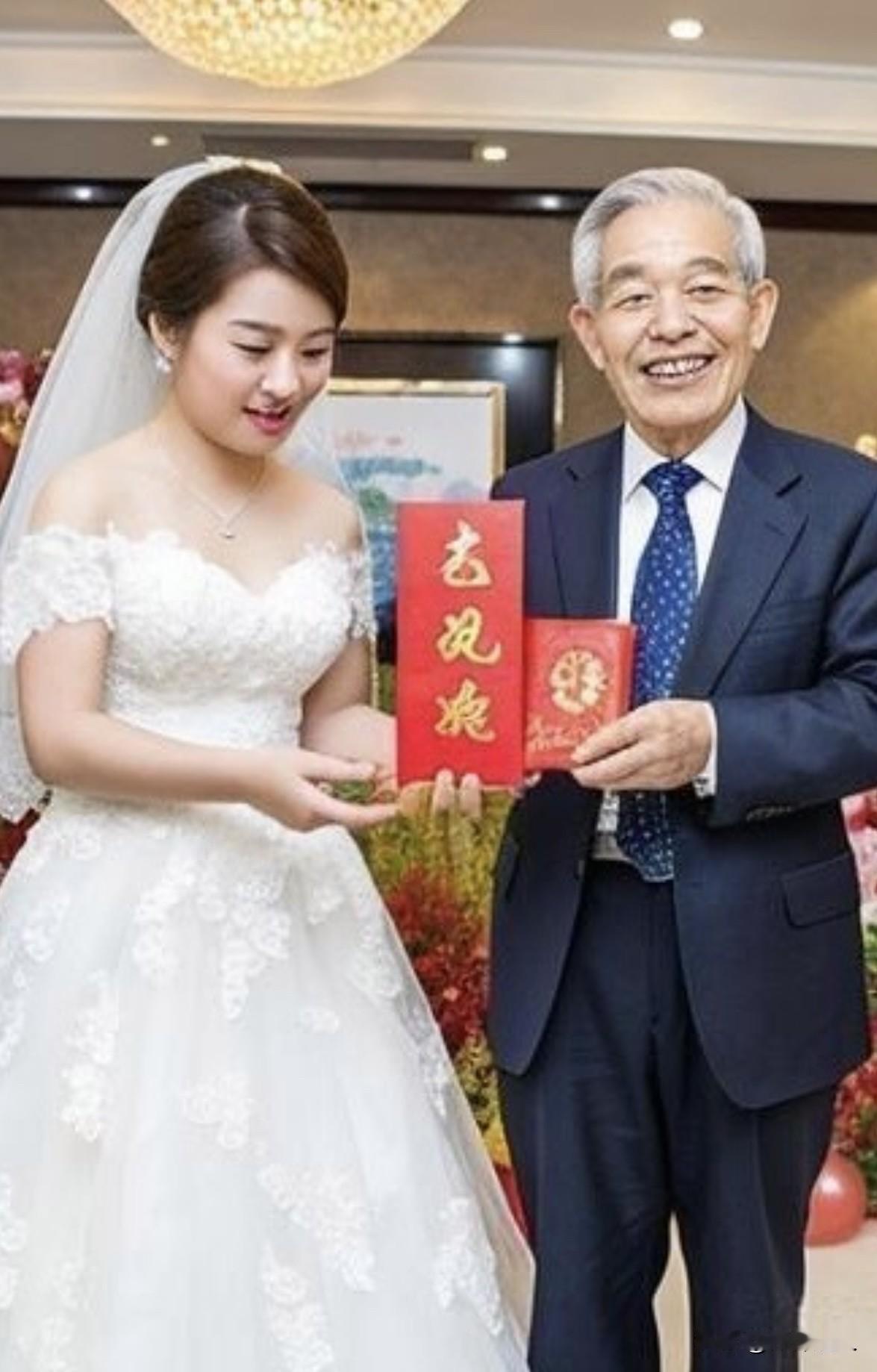 生命诚可贵，爱情价更高。

老爷爷老当益壮，小姑娘爱情至上，这就是爱情的魅力。