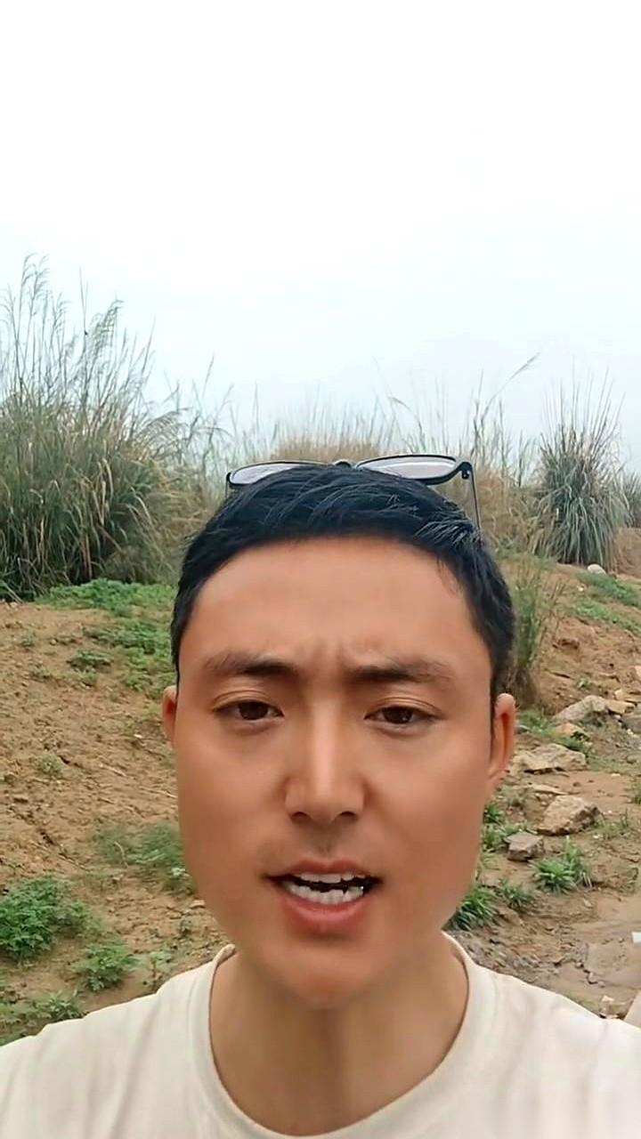 眼看就到三月三了，我妈没去买艾草，也没准备煮鸡蛋。
她反常地进了厨房，没开火，水