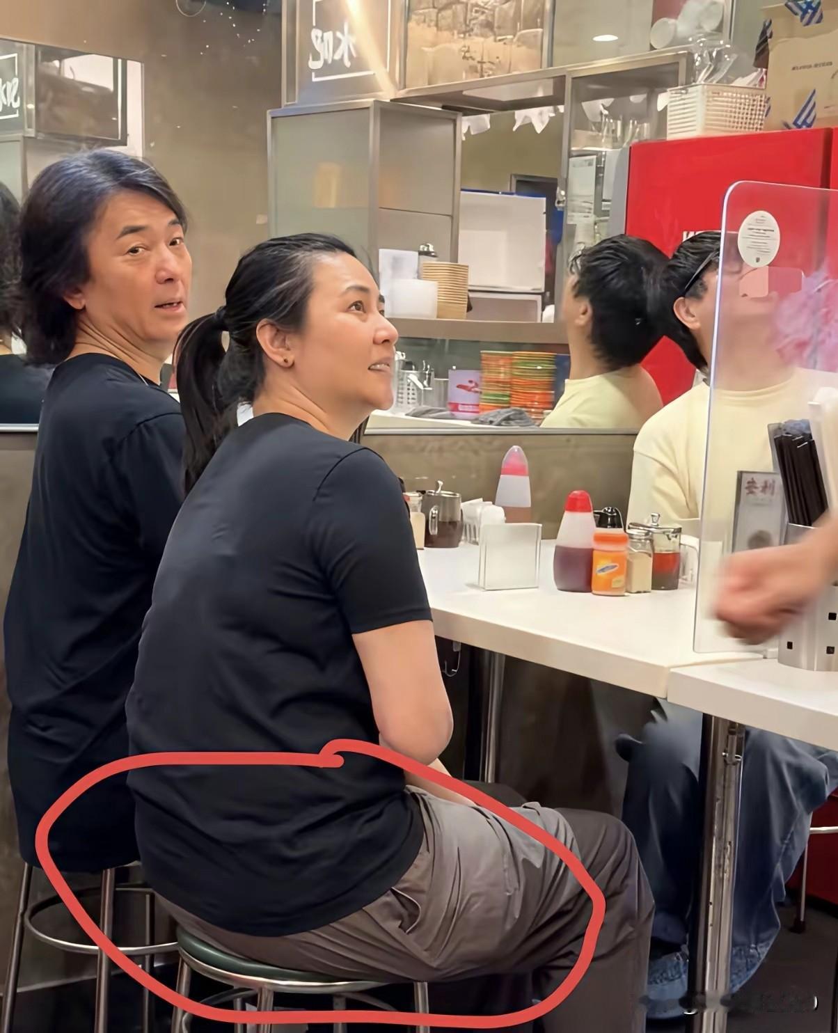网友说:“这才是神仙眷侣”。
男人59岁虽然脖颈上能明显的看到颈纹，但是整体状态
