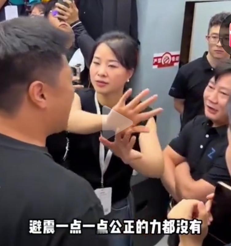 张雪最牛的不是造车，也不是赚了多少钱，而是娶了个“护夫狂魔”！王铸激动指着他骂，