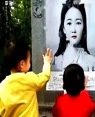 泪目，妻子离世1年后，突然托梦给丈夫说想孩子了，这一段时间你也不来看我了，你把我