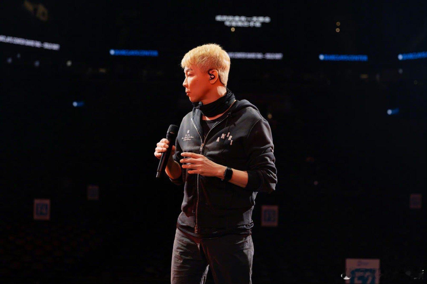 看个陶喆连织带拿的 看完陶喆演唱会，我不仅带回了满满的回忆，还带回了一件亲手织的