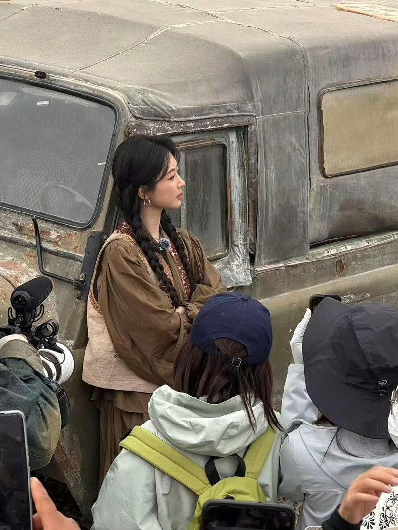 杨紫在青海和冬智巴重聚杨紫和冬智巴重逢了 杨紫和冬智巴互相看着笑的那一下，眼泪没