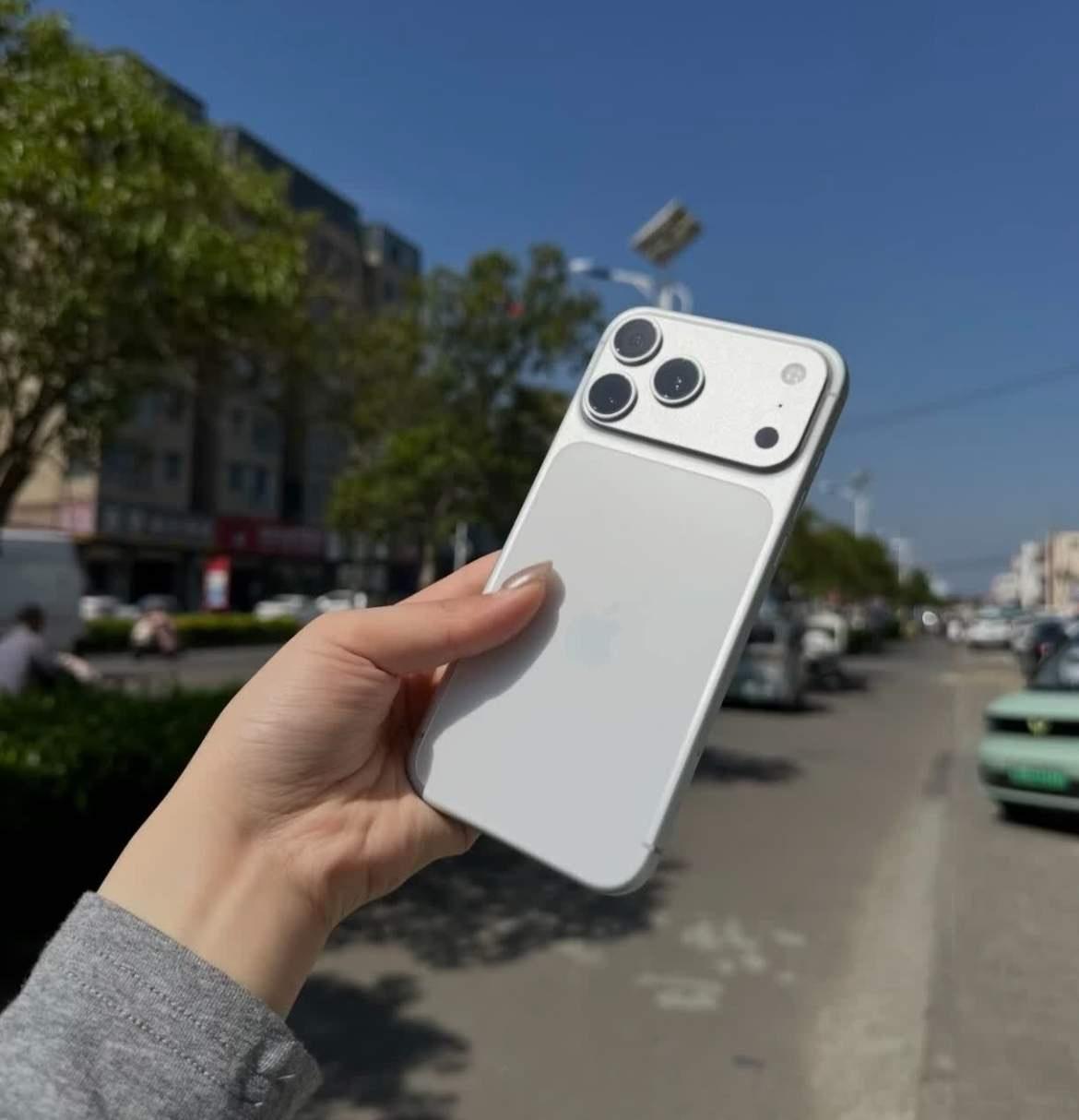 今年秋天你根本买不到便宜的iPhone。

很多人都有个误区：新iPhone发布
