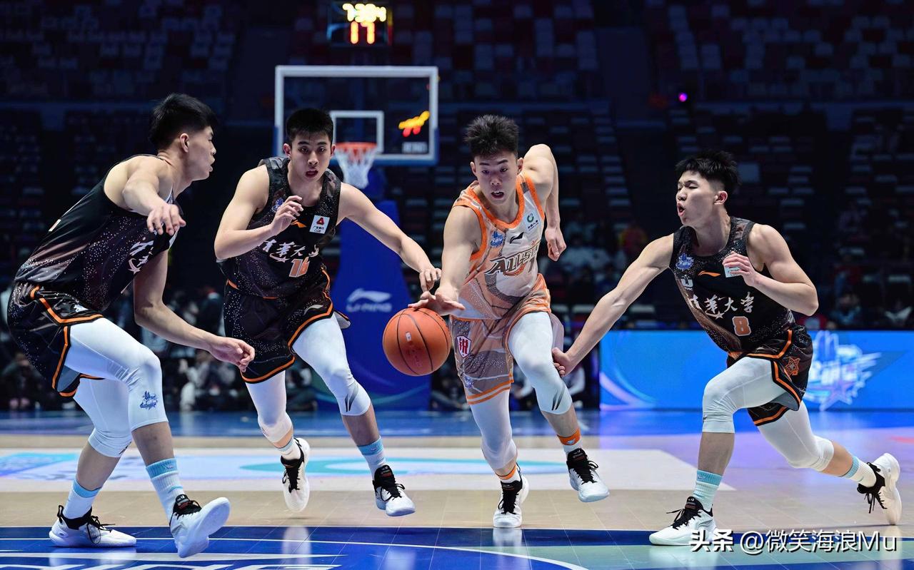 正在进行的中国男子篮球职业联赛CBA赛场间的紧张争夺