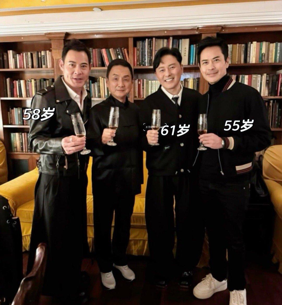 看到合照又得惊讶一下曹永廉的驻颜术了….. 