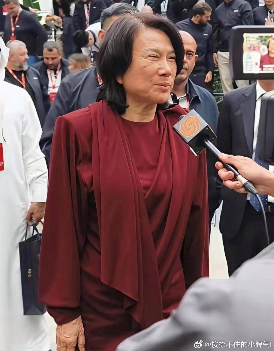 主持人问董明珠：“你朋友圈里都是马云、王健林、刘强东这些大佬，平时都聊些什么呀?
