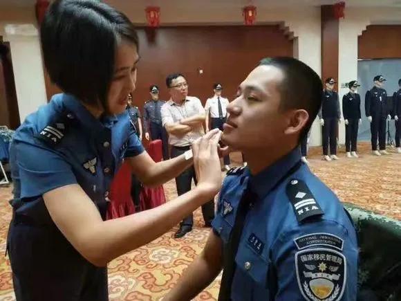 曾经的移民管理局制服试验版，一股浓烈的“棒子”味，幸亏没有正式列装，否则真就傻傻
