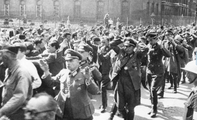 希特勒自杀的时候，德军还剩下多少人？在捷克两个重兵集团90万人，防守挪威40万，