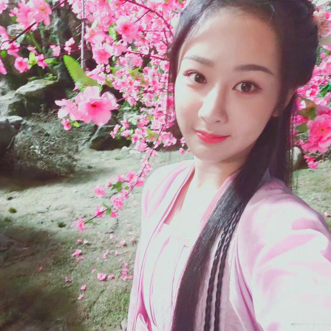 杨紫杨紫黄梓瑕 杨紫簪中录 向日葵有个很好的花语：我的眼里只有你，你是太阳；有你