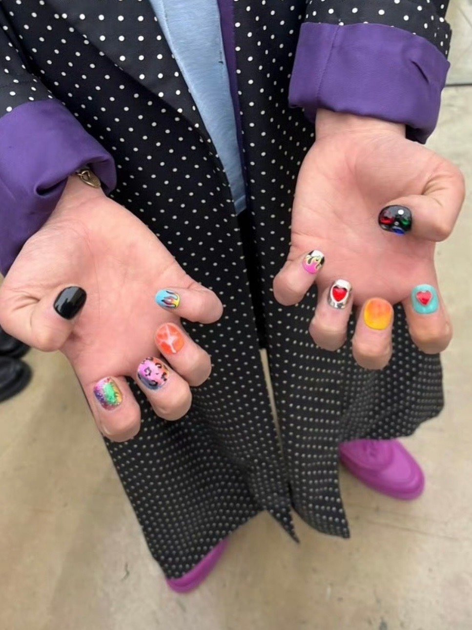 艺术味拉满的一只手这预热图一出来我立马就吻上去了！时髦美甲+暗戳戳的雏菊元素，真