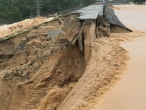 “横州市六蓝水库、云表水库、三岔水库、茶园水库发生险情，危及下游众多群众。”
