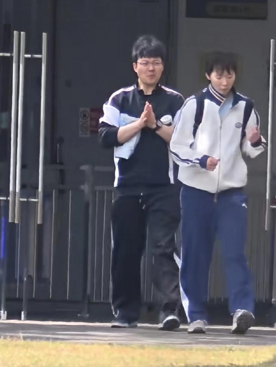 成都国乒训练基地，王曼昱今日上训。吃完饭后与孟队医和徐奕陈熠一起上训。
今天太阳