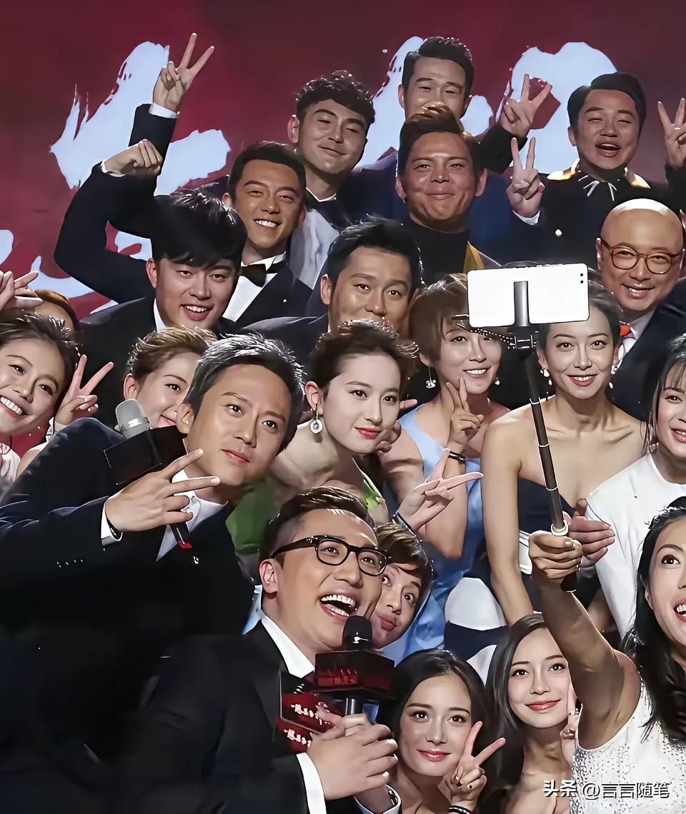 刘亦菲真的美的好出众，大合照里最显眼的无疑就是刘亦菲，美貌惊人、白的发光，虽然其