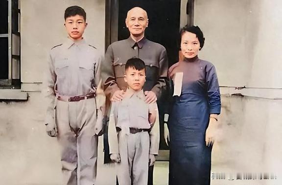 这是戴笠的儿媳郑锡英抵台后被蒋介石召见时留下的合影，这张照片被刊登在《中央日报》