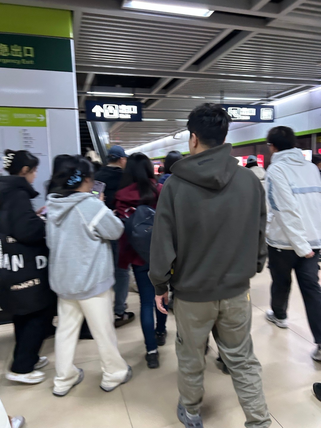 有点素质好吗红衣大姐[微笑] ​​​