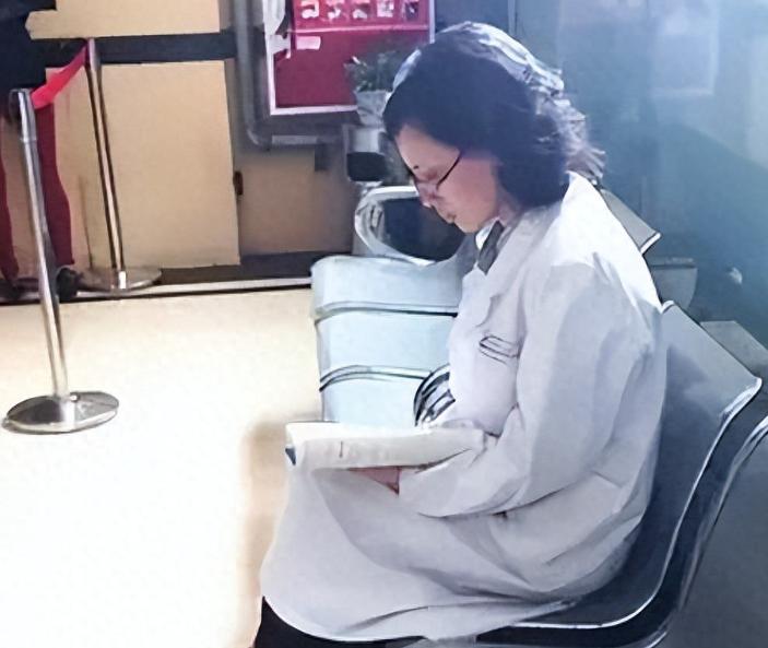 这个“疯子”医生坐在走廊800天，身穿白大褂却从不接诊，一坐就是800多天，同事