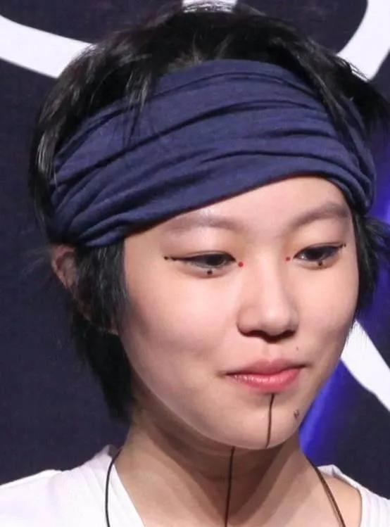 那些经常说窦靖童离了爸爸妈妈什么都不是的人，你真的有听过她的歌曲和演的电影吗？