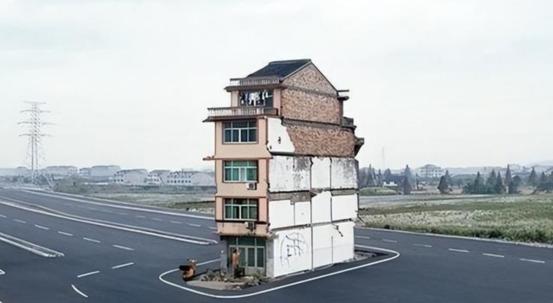 2003年，上海钉子户放出狠话：“没有六套房加一个亿，你们休想让我搬走！”为此，