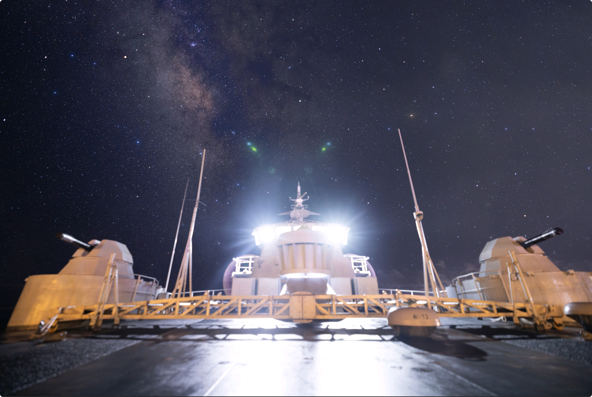 头一次看到“野牛”的夜景照想看纯国产化的“野牛”🐮烽火问鼎计划中国海军
