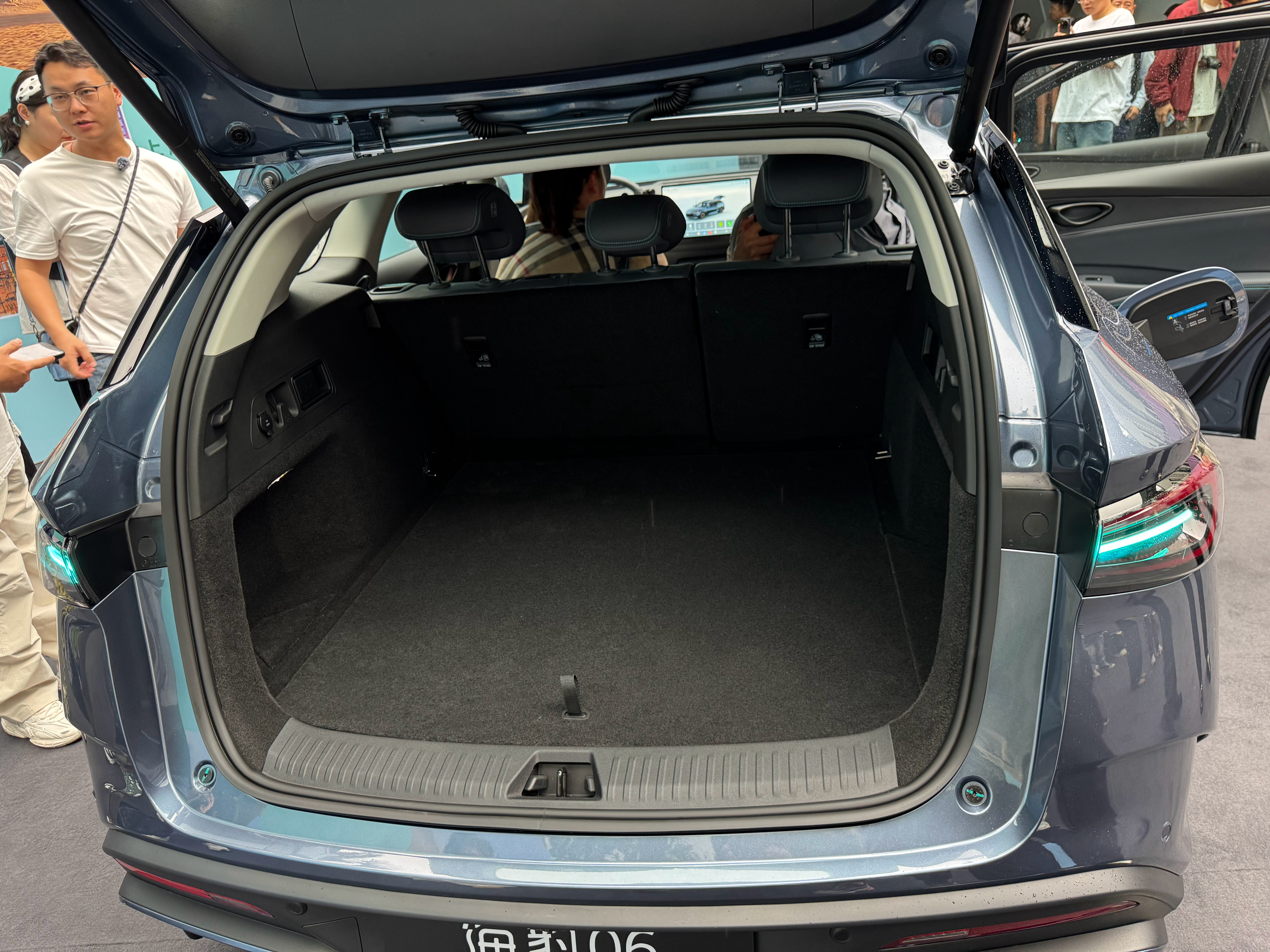 海豹 06GT 对比 06 旅行版，尾箱空间差好多，推荐旅行版的。对了，你们知道