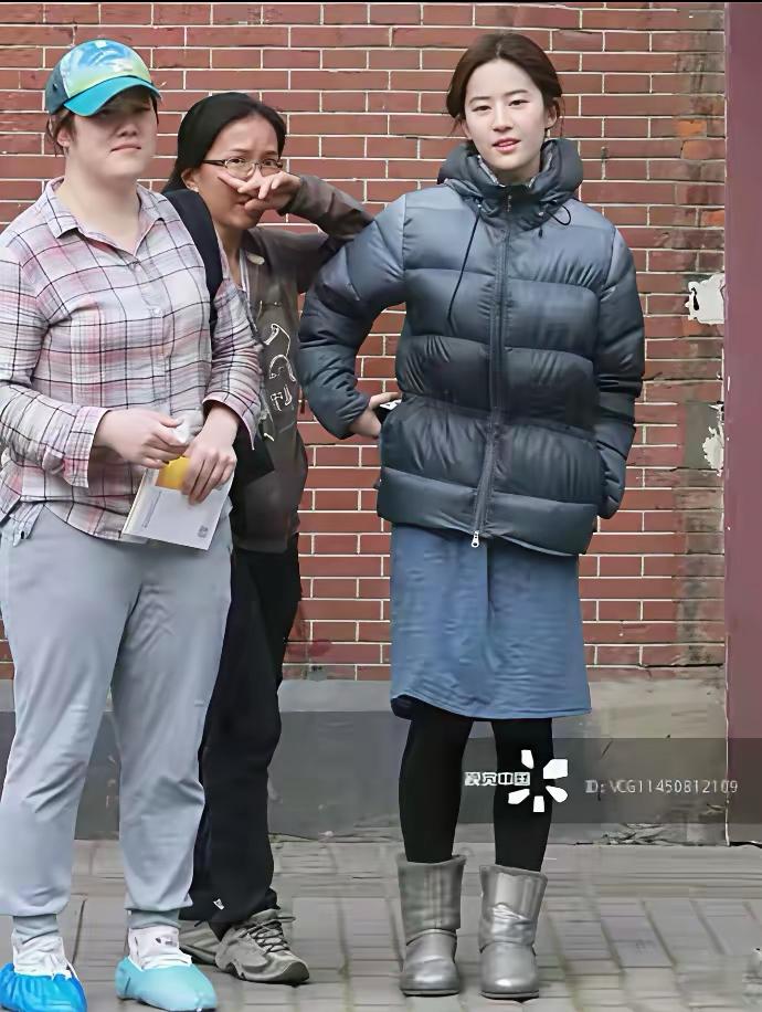 其实刘亦菲还有一个技能：丑衣服消失术，这套不看脸全身都踩雷