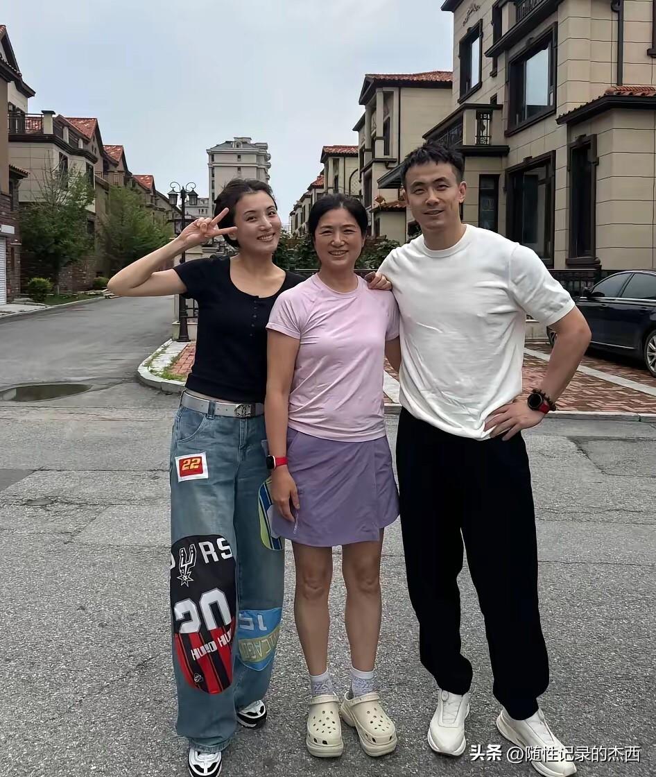 很难相信居然有长得如此完美的人，无论脸型五官身材头发都十分精致，即使穿搭的很普通