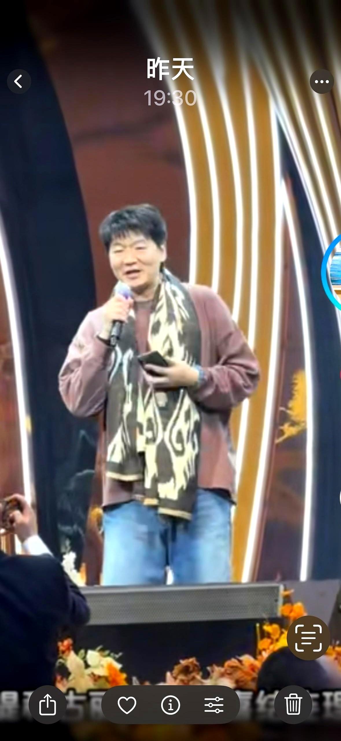 他手一挥，红包就这么塞了出去，大过年的，新疆队的球员们愣是没一个空着手。那是丘彪