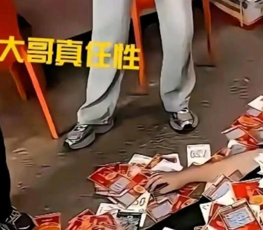 一男子为了验证刮刮乐不是坑。
豪砸21万多，把彩票店全包了，当场实测，结果一出，